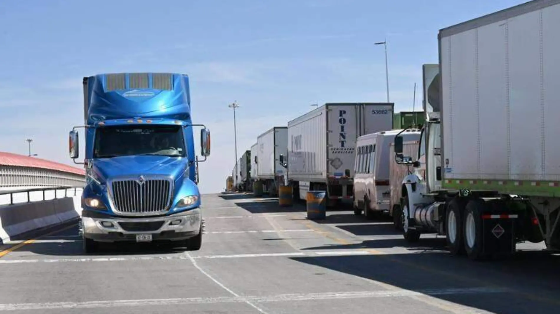 camiones cruce fronterizo puente